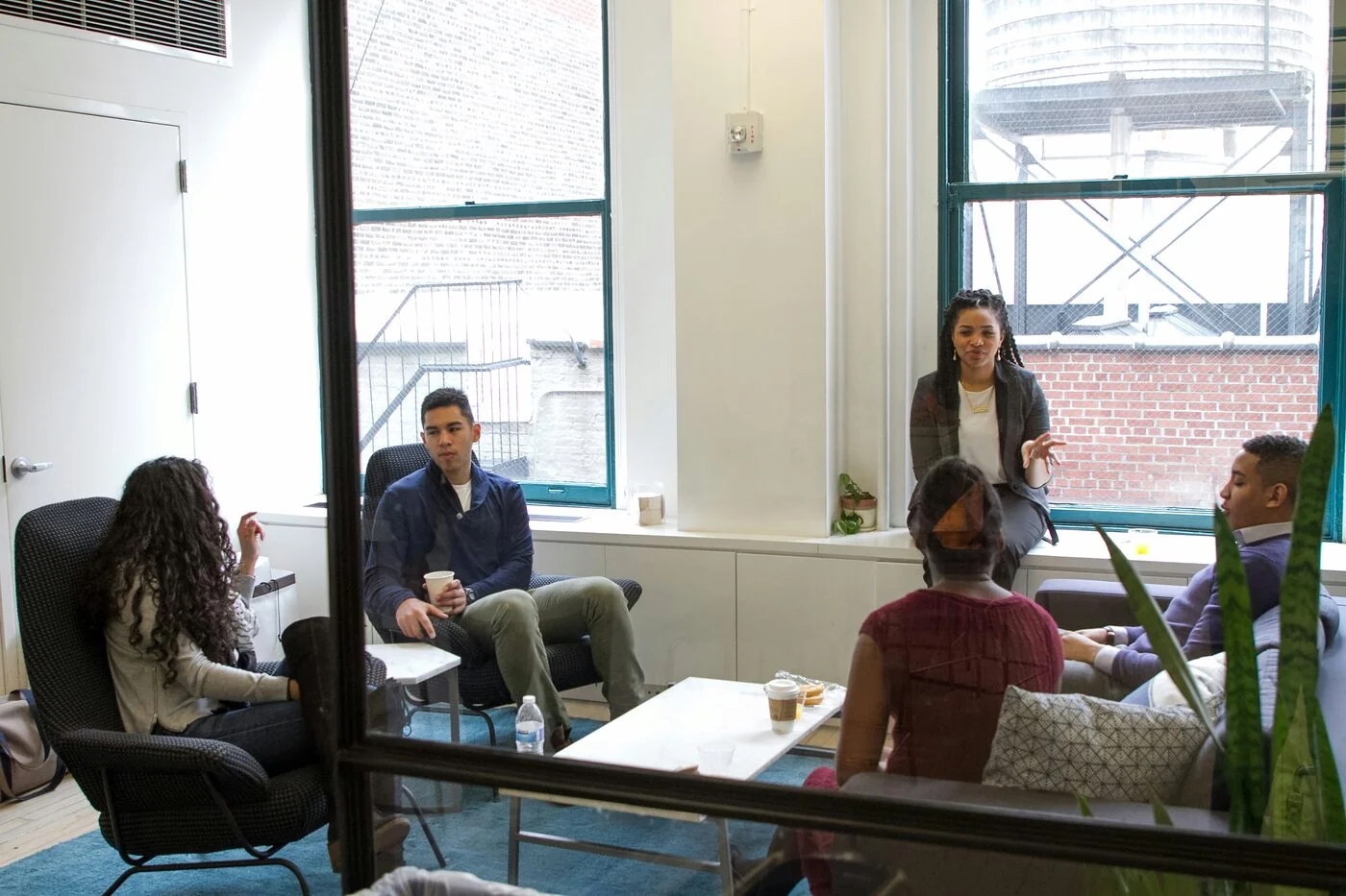 Asesor con cliente en oficina